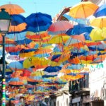 Зонтики в небе города Агеда, Португалия