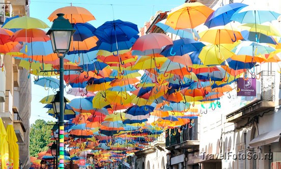 Зонтики-в-небе-города-Агеда,-Португалия