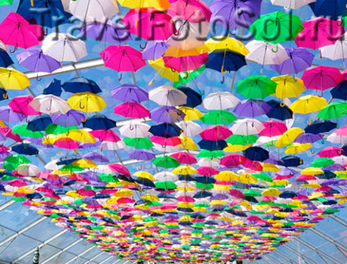 разноцветные зонтики в небе Агеда