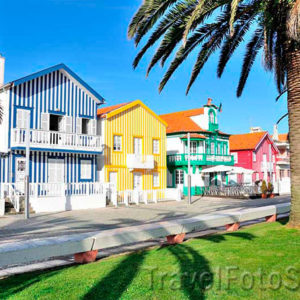 Визиткой небольшого рыбацкого поселка Кошта Нова (CostaNova), расположенного на побережье Атлантического океана, на севере Португалии, являются дома в полоску.