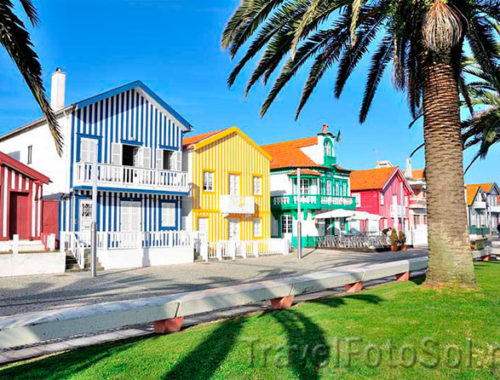 Визиткой небольшого рыбацкого поселка Кошта Нова (CostaNova), расположенного на побережье Атлантического океана, на севере Португалии, являются дома в полоску.